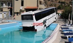  Το περιστατικό στην Κεφαλονιά θυμίζει λίγο από τρελές ταινίες του Χόλιγουντ, όταν λεωφορείο έπεσε σε πισίνα ξενοδοχείου, στα Τραυλιάτα  Σύμ...