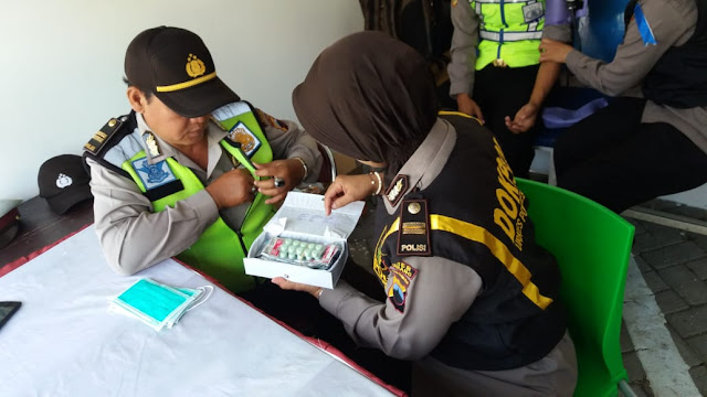 Pastikan Kondisi Tetap Prima, Paurkes Polres Semarang Cek Kesehatan Anggota di Pos Pam Operasi Lilin Candi 2018