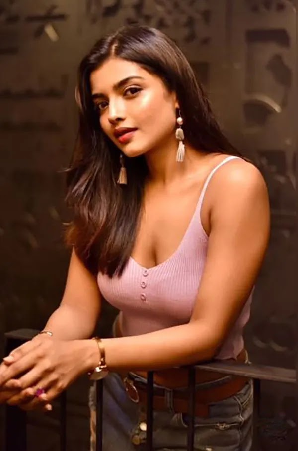 Actress Ashna Zaveri Hot Photoshoot Pics-முன்னழகு தெரியும்படி சோஃபாவில் கவர்ச்சி போஸ் கொடுத்த ஆஷ்னா சாவேரி