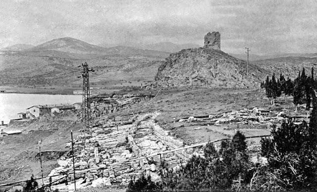 Ο πύργος της Λεψίνας λίγο πριν από τη διάλυσή του, ενώ έχει προχωρήσει η λατόμευση του λόφου. Φωτογραφία του Ιωάννη Τραυλού από το Αρχαιολογικό Δελτίο του 1960.