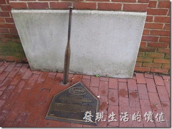 Louisville Slugger博物館的館外牆壁旁立了許多知名的球員的專屬球棒，包含女子軟式棒球。左圖為Pete Browning的球棒；右圖為Dot Richardson的軟式棒球球棒。