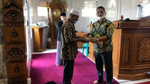 Anggota DPRD Kota Padang Budi Syahrial Serahkan Bantuan Rp15 Juta untuk Masjid Nurul Ihsan