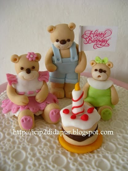 Materi Dekorasi cake with fondant and bears family figurine seperti contoh