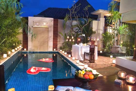  KOLAM  RENANG  Model Rumah Modern