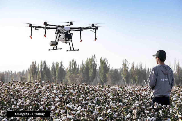 Jovem comandando um drone.