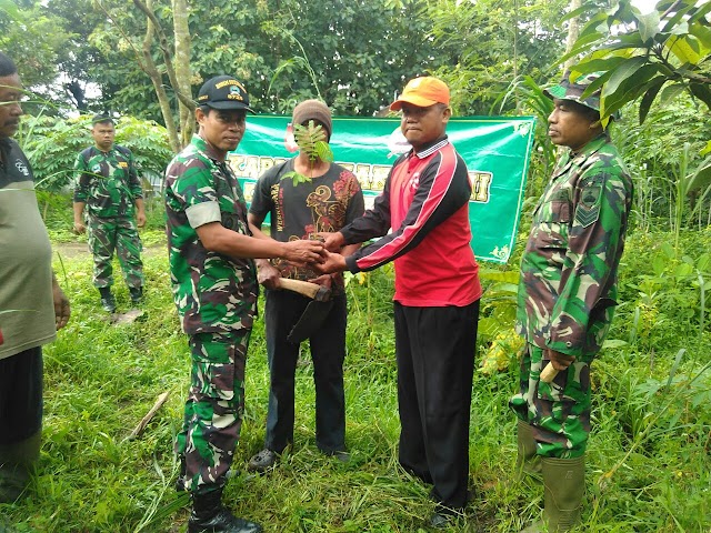 ANGGOTA KORAMIL 02 NGUTER LAKSANAKAN PENGHIJAUAN & BANTU BERSIHKAN SELOKAN WARGA