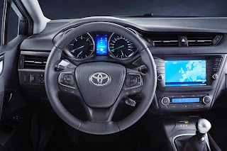 Toyota Avensis 2015 facelift revealed