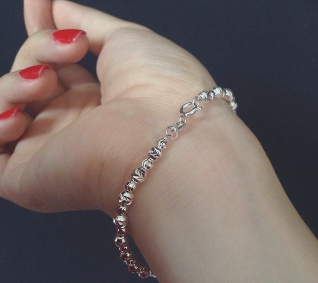 Con gái kém duyên đeo lắc tay bạc là có ngay người yêu luôn Con gái kém duyên đeo lắc tay bạc là có ngay người yêu luôn
