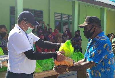 Bupati Maluku Tenggara M. Thaher Hanubun saat menyerahkan paket Sembako di posko Karantina Kecamatan Hoat Sorbay