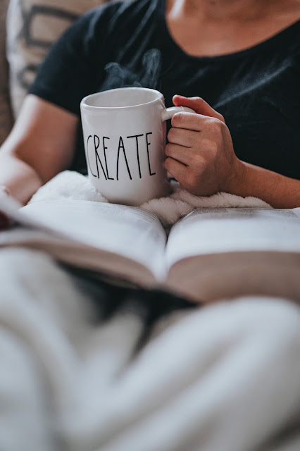 Mujer leyendo y tomando café