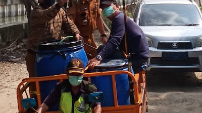 Kelurahan Dadap : Menggunakan Germo Keliling Semprotkan Disinfektan