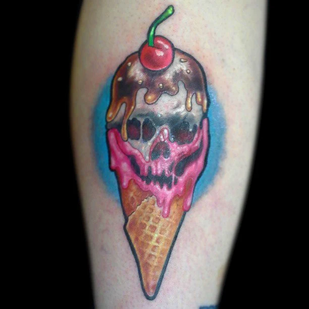 Foto de mujer con un tatuaje de helado
