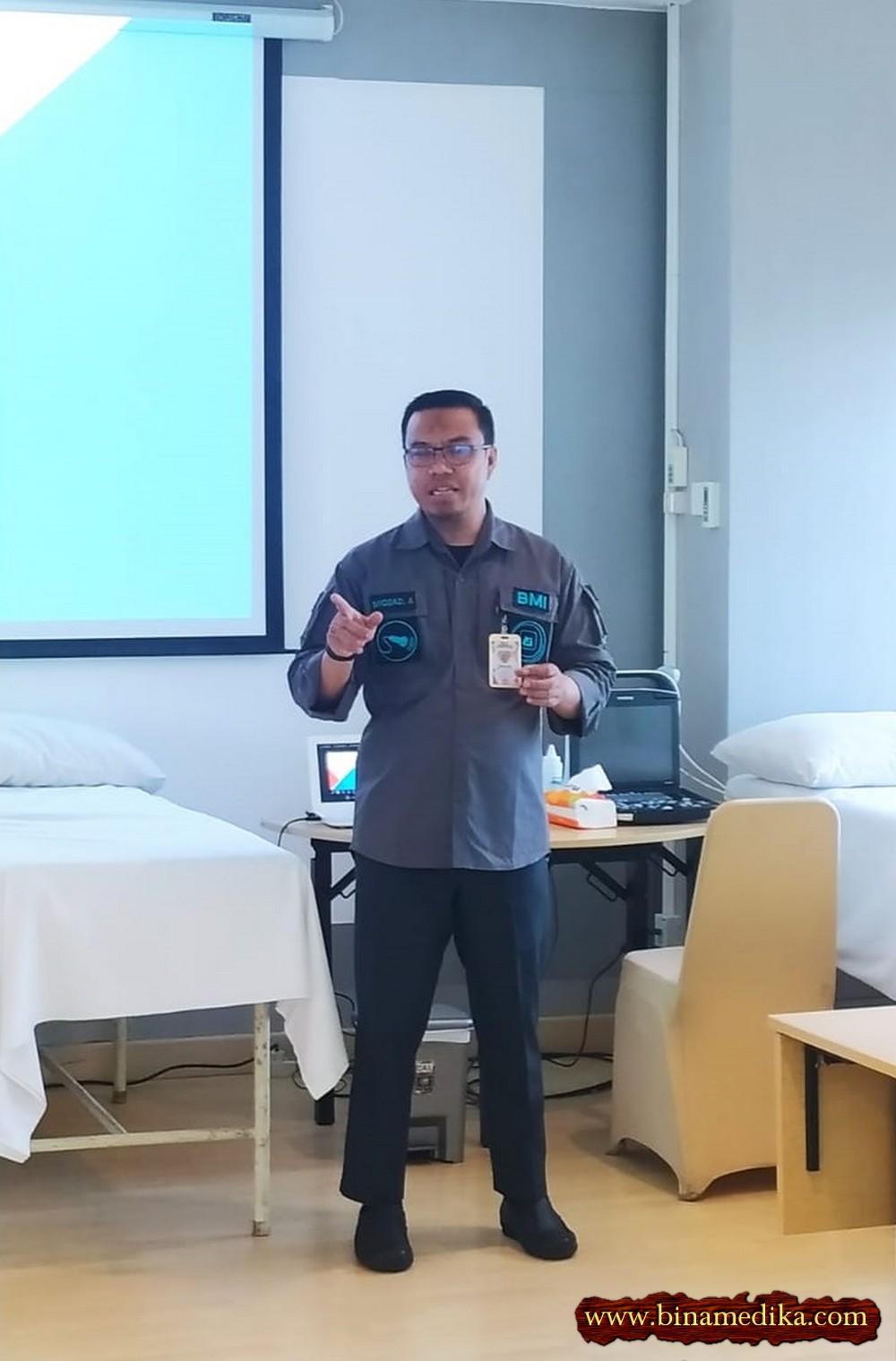 Peserta Menerima Sertifikat