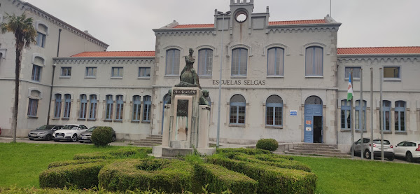 Fotografía de la fachada de las Escuelas de la Familia Selgas en El Pitu. Asturias