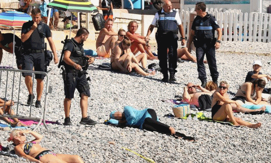 Hasil carian imej untuk BEBERAPA keping gambar yang memaparkan empat anggota polis Perancis memaksa seorang wanita