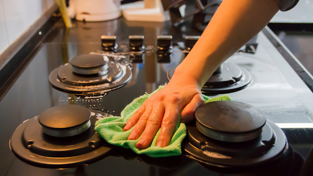 Effective and safe ways to clean kitchen surfaces from grease