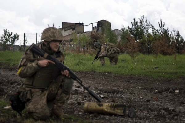 Guerre en Ukraine : plus de 260 soldats ukrainiens évacués d’Azovstal