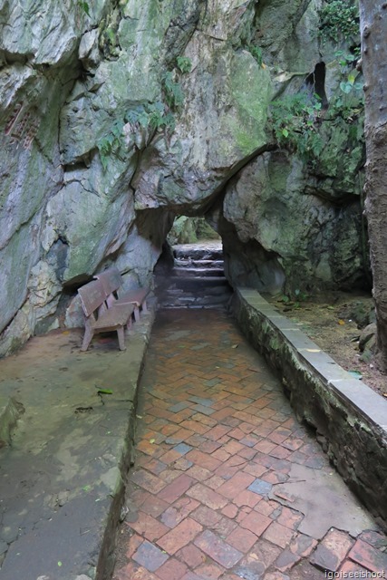 Narrow entrance to the Tang Chon Cave. Narrow entrance to the Tang Chon Cave.