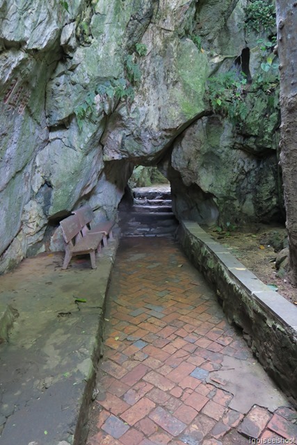 Narrow entrance to the Tang Chon Cave.