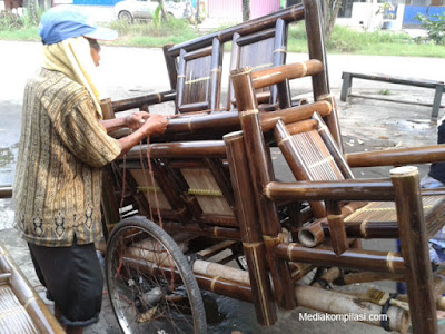 Meja Kursi Bambu Masih Diminati Warga Perumahan Di Bekasi