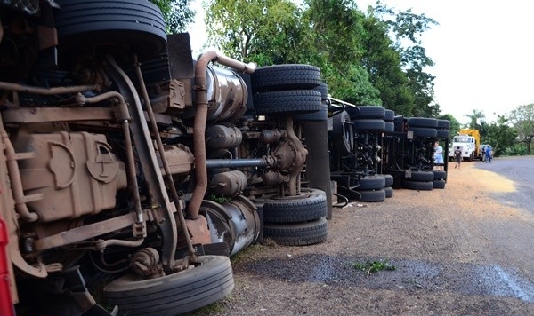 Carreta tomba na BR 386 em Frederico Westphalen