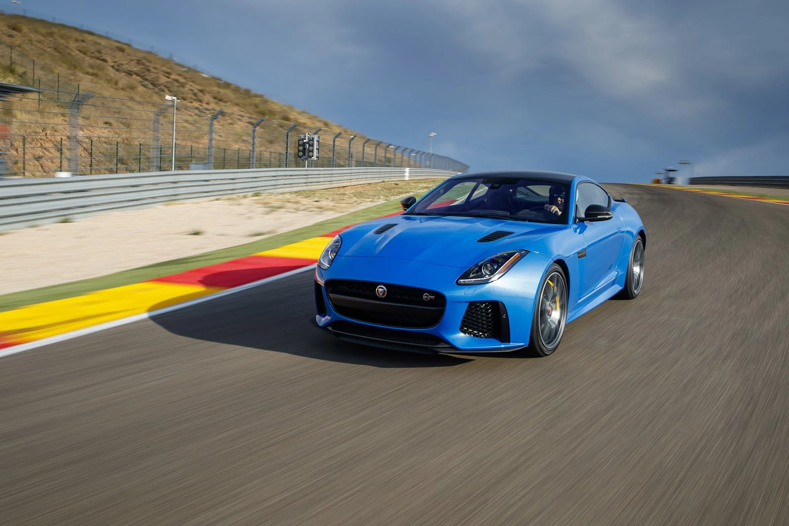 Đánh giá xe Jaguar F-Type SVR 2017