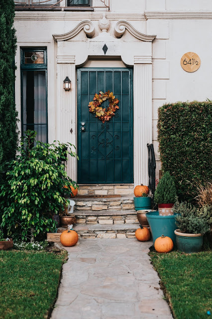 Pumpkin display front door with wreath