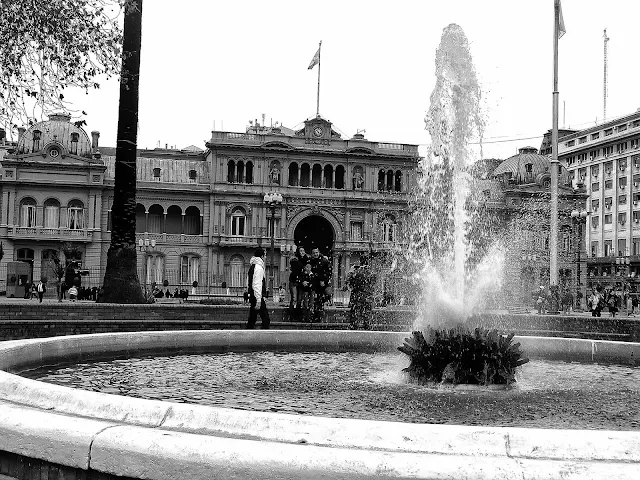 Turistas en Plaza de Mayo.B&W