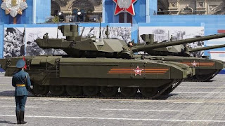 Ρωσικά Τ-14 Armata τεθωρακισμένα παρελαύνουν στην Μόσχα.