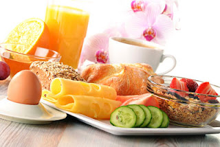 <img src="desayuno-saludable.jpg" alt="un buen desayuno, incluye más proteínas y cereales">