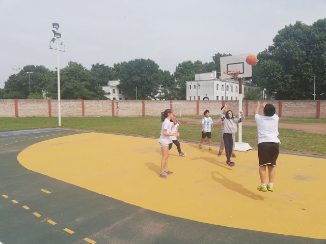 unos alumnos practicando basket