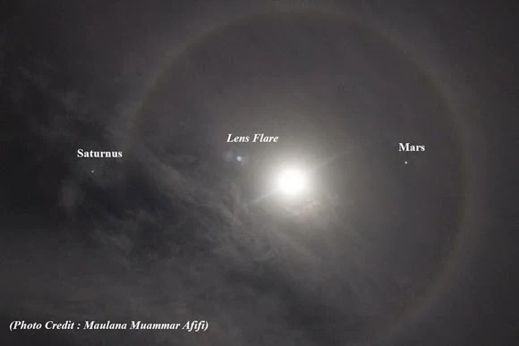 FOTO: Bulan Bercincin Pelangi, Saturnus dan Mars di Langit Palembang