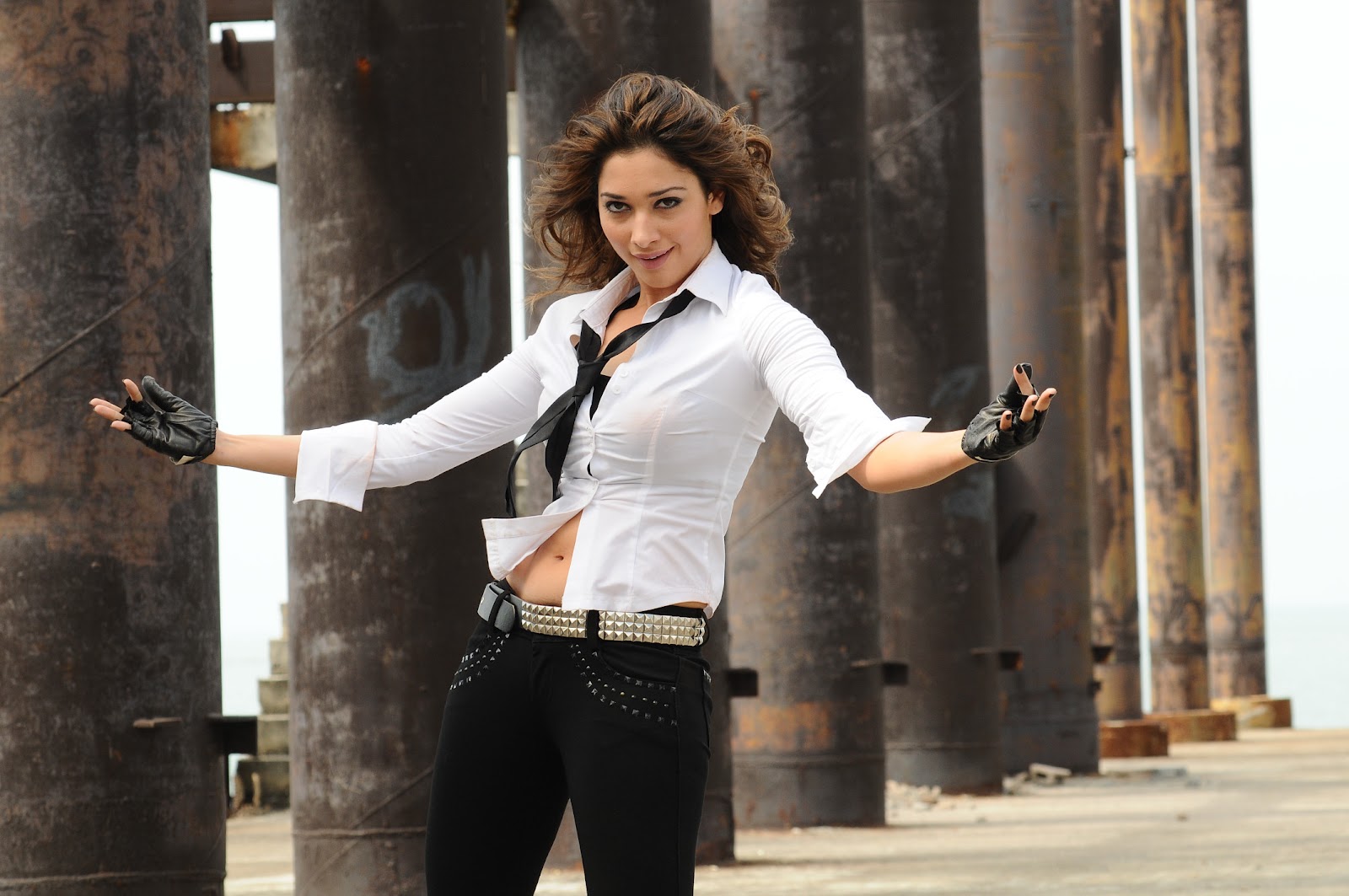 Tamanna-Hot-In-Rebel-Movie-Stills-25.jpg