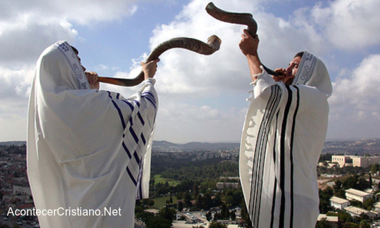 Judíos tocan el shofar y cantan alabanzas al Mesías