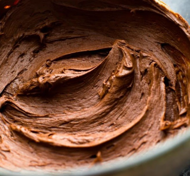 The Best Chocolate Buttercream Frosting #chocolate #dessert