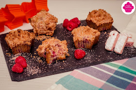 Muffins crumble aux framboises et à la poudre de biscuits Roses de Reims