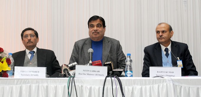 What is the lifestyle of an IAS officer?