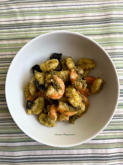 Ñoquis con pesto, langostinos y tomates secos