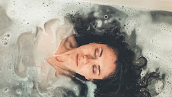 Menikmati Kehadiran Saat Mandi: Pengalaman Mindfulness yang Menyegarkan