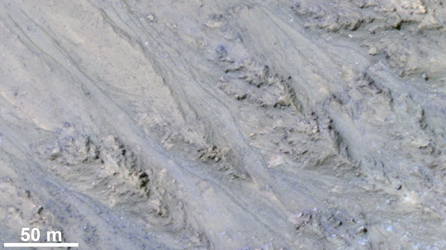 garis-lereng-musiman-mars-karena-arus-granular-butiran-halus-pasir-astronomi