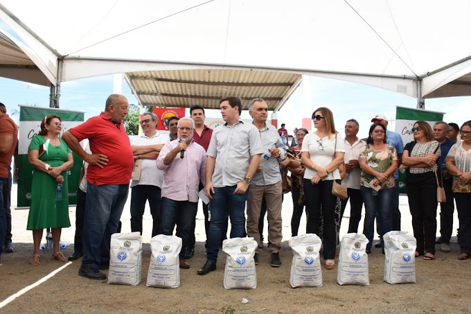 Governo de Pernambuco entrega sementes de milho e sorgo a agricultores do Sertão do estado