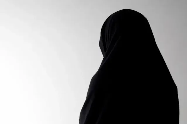 Kementerian Pendidikan dan Kebudayaan (Kemendikbud) menyatakan akan menjatuhkan sanksi tegas kepada SMKN 2 Padang, Sumatera Barat, yang memaksa seorang siswi beragama Kristen mengenakan jilbab. Salah satu pemicunya video yang diunggah oleh salah seorang wali murid non muslim yang beredar di sosmed. Isinya ada kesan pemaksaan hijab pada siswi non muslim di sekolah