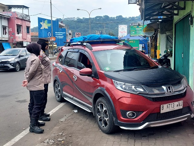 Berikan himbauan kepada para pedagang dan pengguna jalan.