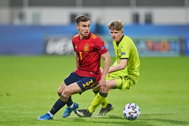 Adriá Pedrosa y Michal Sadilek. SELECCIÓN DE ESPAÑA SUB 21 2 SELECCIÓN DE LA REPÚBLICA CHECA SUB 21 0. 30/03/2021. Campeonato de Europa de Selecciones Sub 21, fase de grupos, Grupo B, jornada 3. Celje, Eslovenia, estadio Z’ dezele. GOLES: 1-0: 69’, Dani Gómez. 2-0: 78’, Dani Gómez.