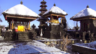 Melihat Keseluruhan Bangunan Pura Terbuat Dari Batu, Terasa di Bali Tapi Tidak! Ini di Belgia