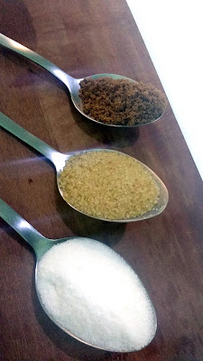 De baixo para cima: açúcar branco (mais comum), açúcar demorara e açúcar mascavo