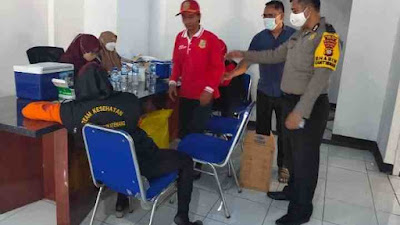 Polsek Tambelang Gelar Vaksinasi Merdeka Aglomerasi di Desa Sukaringin...