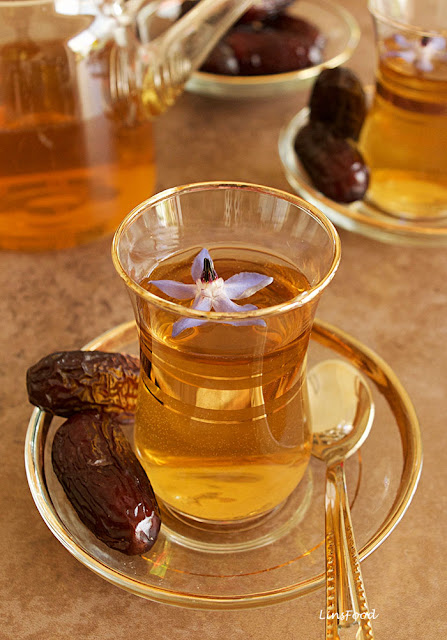 Koktail sedikit asam dibuat menggunakan teh kapur kemarau, rum dan angostura pahit.
