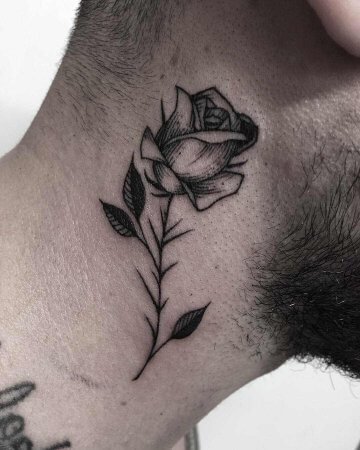 20 tatuagens de rosas pretas para homens que desejam um visual misterioso