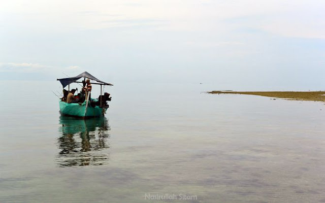 Nelayan memancing ikan karang di sekitaran pulau gosong